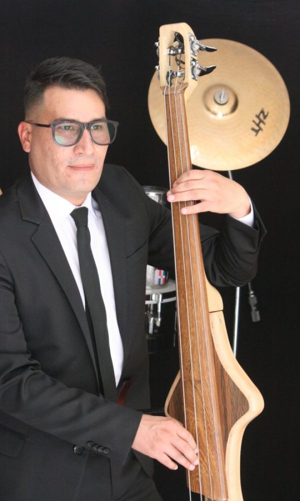 Madera Orquesta Show Carlos Diaz 01
