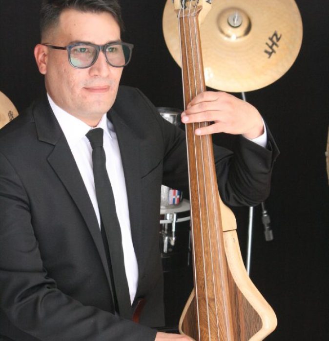 Madera Orquesta Show Carlos Diaz 01